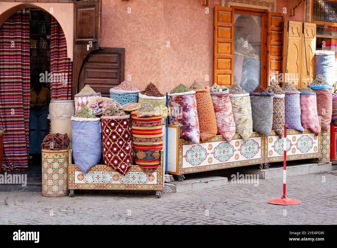 Marrakech, Marocco. Sacchi colorati di fiori secchi ricoperti fuori da un suk di erbe nel mercato di Mellah, Marrakech, Marocco Foto Stock