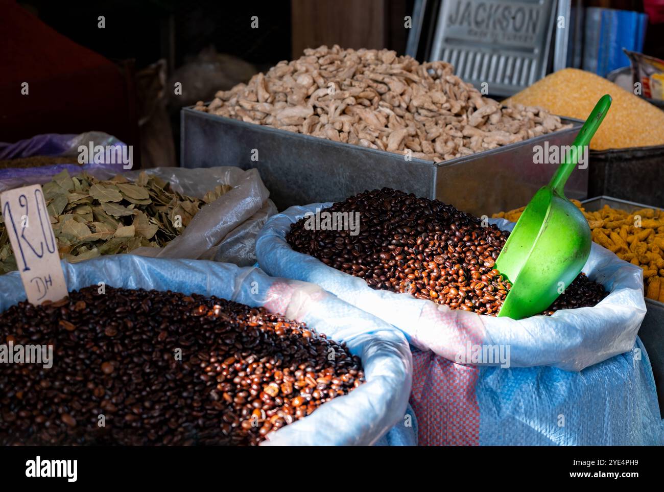 Marrakech, Marocco. Grandi sacchetti di chicchi di caffè appena tostati in vendita in un souk nei suk centrali di Marrakech Foto Stock