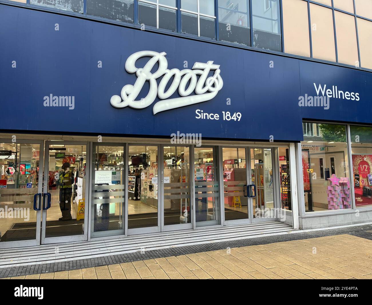 Outlet di stivali nel quartiere commerciale Broadmead. Bristol, Inghilterra, Regno Unito. 29 ottobre 2024. Foto Stock