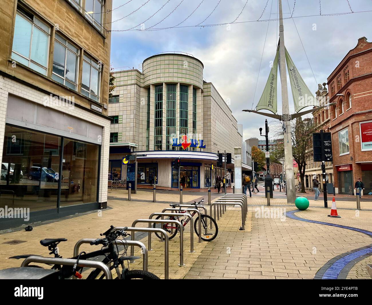 Guardando verso il supermercato Lidl su Union Street dal quartiere dello shopping Broadmead. - Immagine stock catturata con smartphone