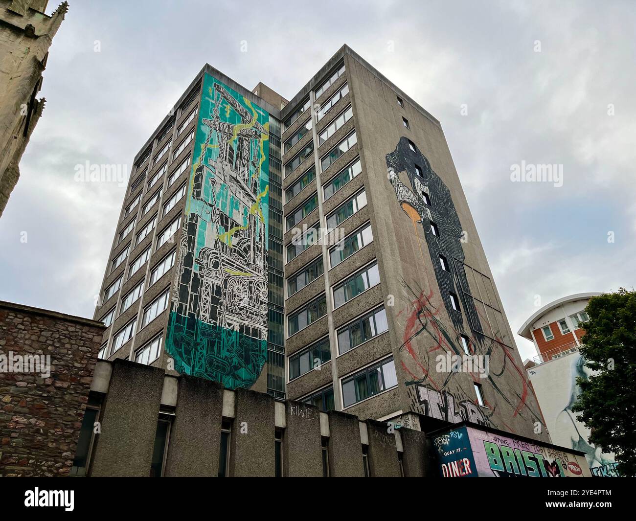 Un Tower Block degli anni '1960 adornato di Street art. Quay Street, Bristol, Inghilterra, Regno Unito. 29 ottobre 2024. Foto Stock