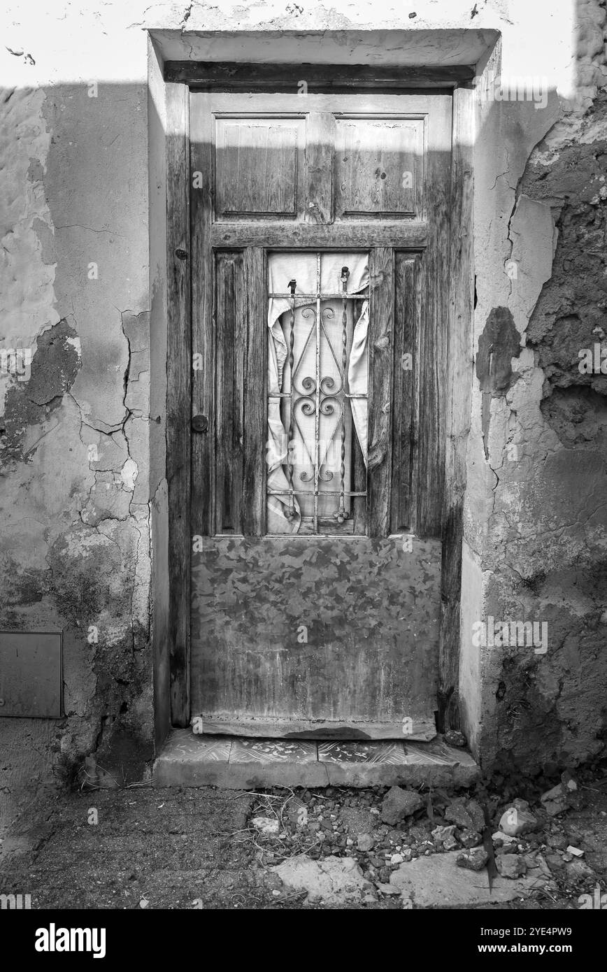 Vernice Rotta Vernice scrostata sul fienile Foto e Immagini Stock in Bianco e Nero ...