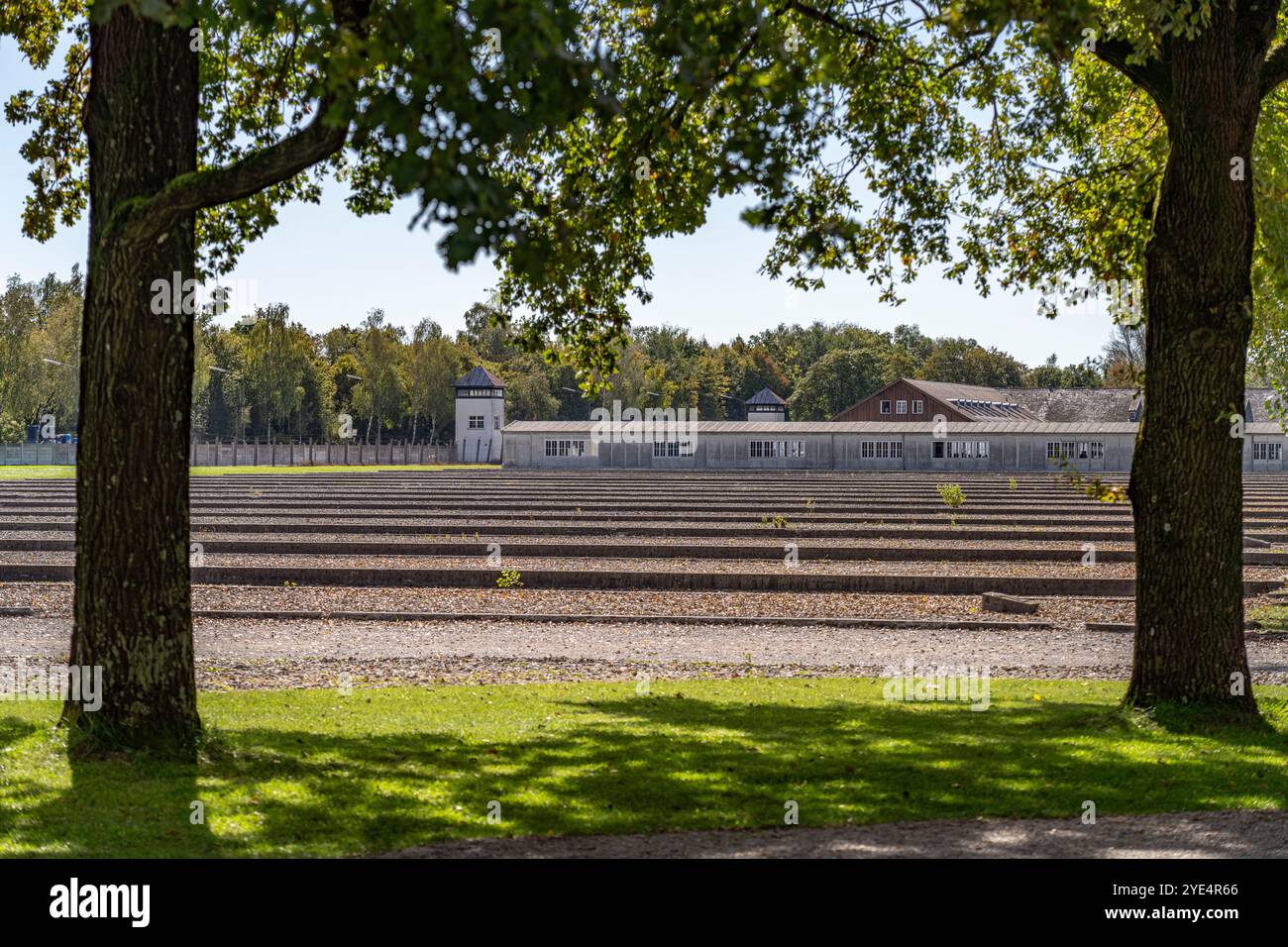 Fundamente der Häftlingsbaracken und Wachturm, KZ-Gedenkstätte Dachau, Bayern, Deutschland | caserme dei prigionieri fondazioni in cemento e torre di guardia, Foto Stock