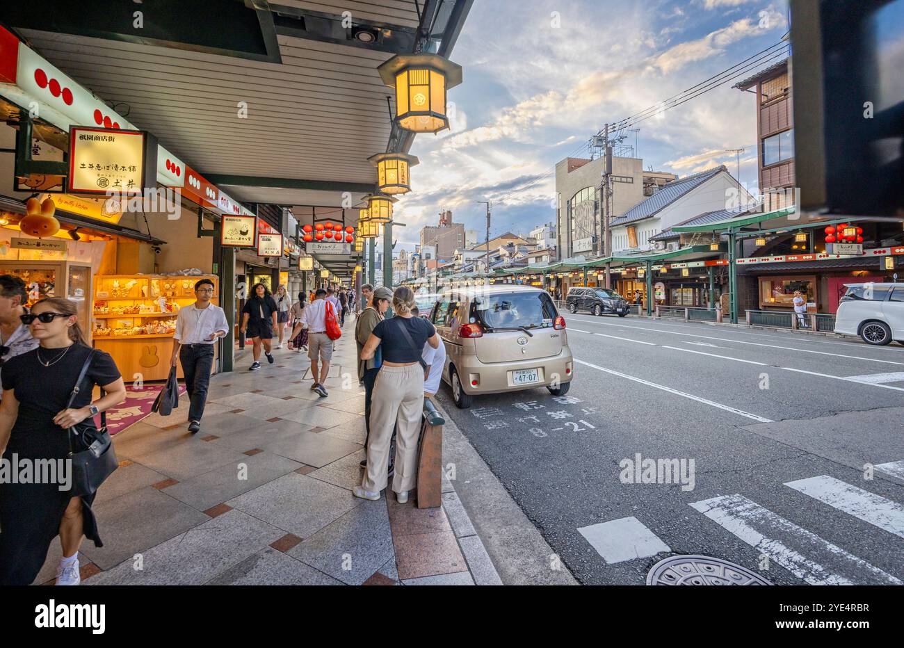 Via shijo dori con corde di lanterne illuminate, nel quartiere Gion di kyoto, Giappone, il 27 settembre 2024 Foto Stock