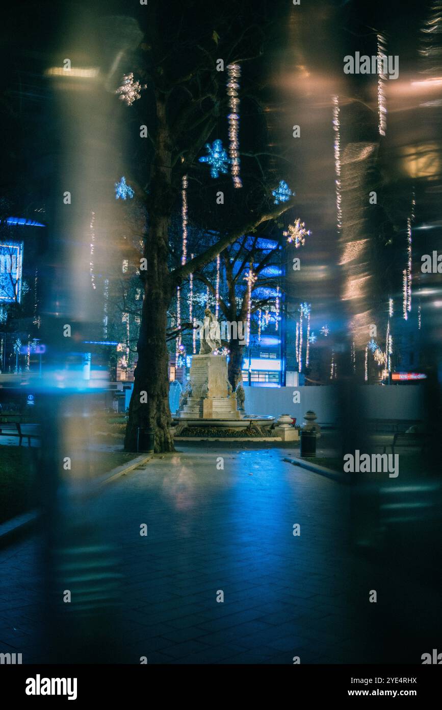 Luci sfocate di notte. Leicester Square di notte con decorazioni natalizie, Londra Foto Stock