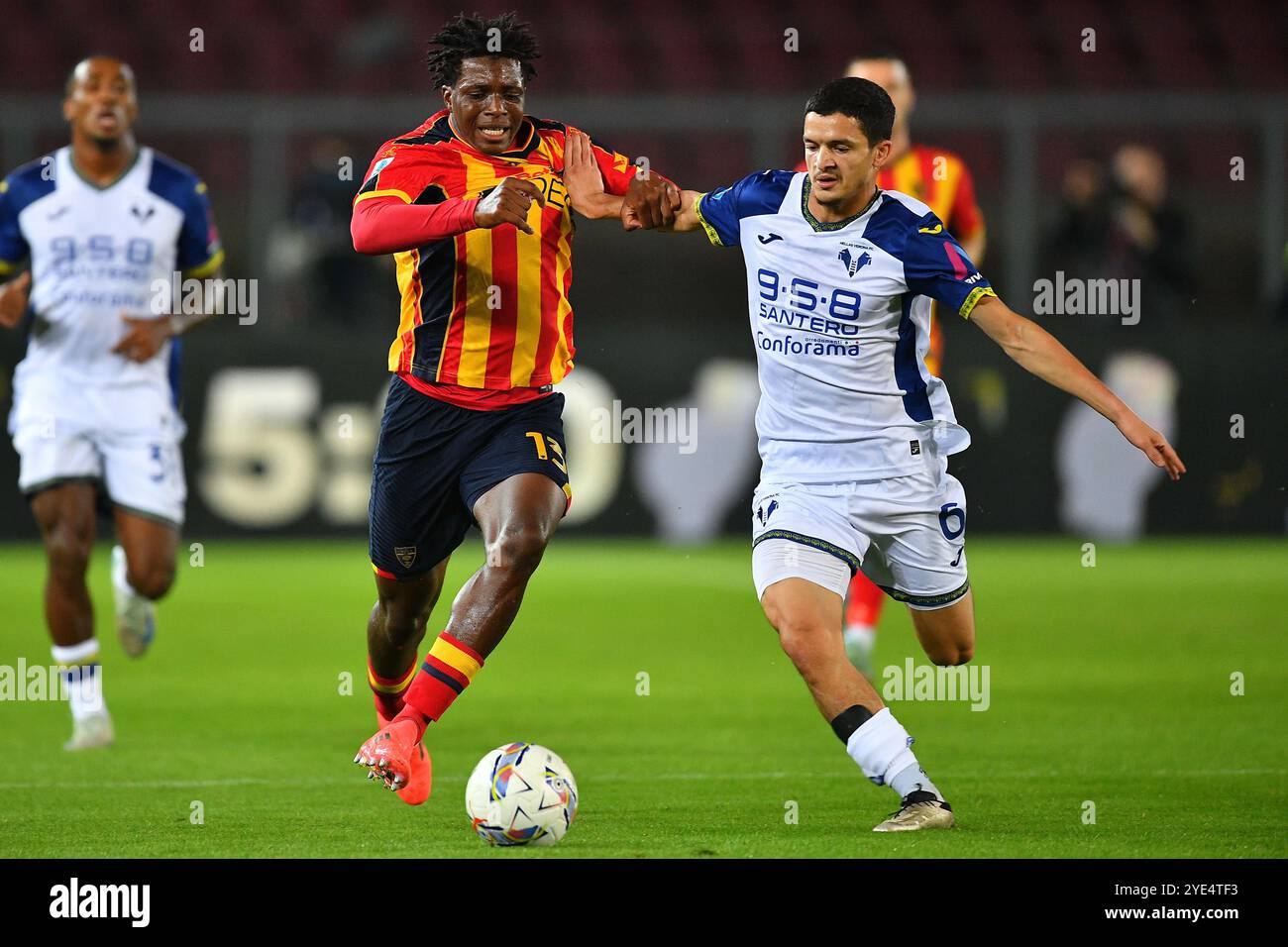 Lecce, Italia. 29 ottobre 2024. L'ala difensiva di Lecce Patrick Dorgu (13 US Lecce) e il centrocampista di Hellas Verona Reda Belahyane (6 Hellas Verona FC) in azione durante la partita di calcio di serie A Enilive tra US Lecce e Hellas Verona FC allo stadio via del Mare di Lecce, Italia, martedì 29 ottobre 2024. (Immagine di credito: &#xa9; Giovanni Evangelista/LaPresse) credito: LaPresse/Alamy Live News Foto Stock