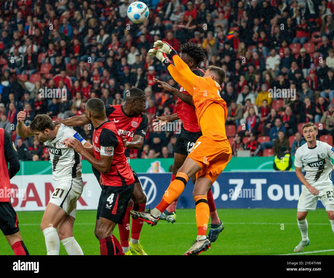 Leverkusen, Germania. 29 ottobre 2024. Matej Kovar (Bayer 04 Leverkusen, #17) faustet den Ball nach einer Ecke weg. 29.10.2024, Fussball, DFB-Pokal, GER, Leverkusen, BayArena, Saison 24 25 crediti: dpa/Alamy Live News Foto Stock