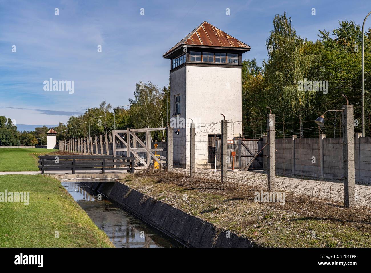 KZ-Gedenkstätte Dachau Lagerzaun und Wachturm, KZ-Gedenkstätte Dachau, Bayern, Deutschland Camp Fence e torre di guardia, Dachau Concentration Camp memor Foto Stock