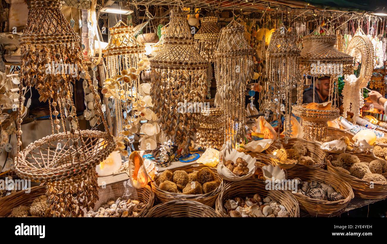 Artigianato e artigianato con conchiglie e spugne Foto Stock