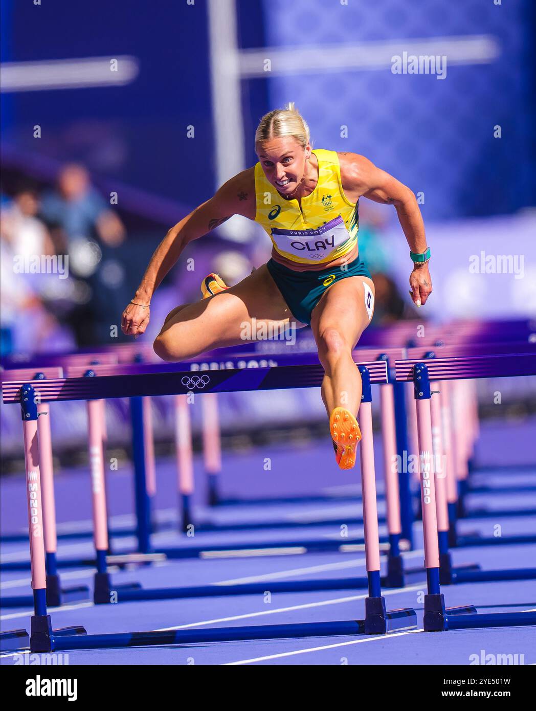 Liz Clay partecipa ai 100 metri ostacoli ai Giochi Olimpici di Parigi del 2024. Foto Stock