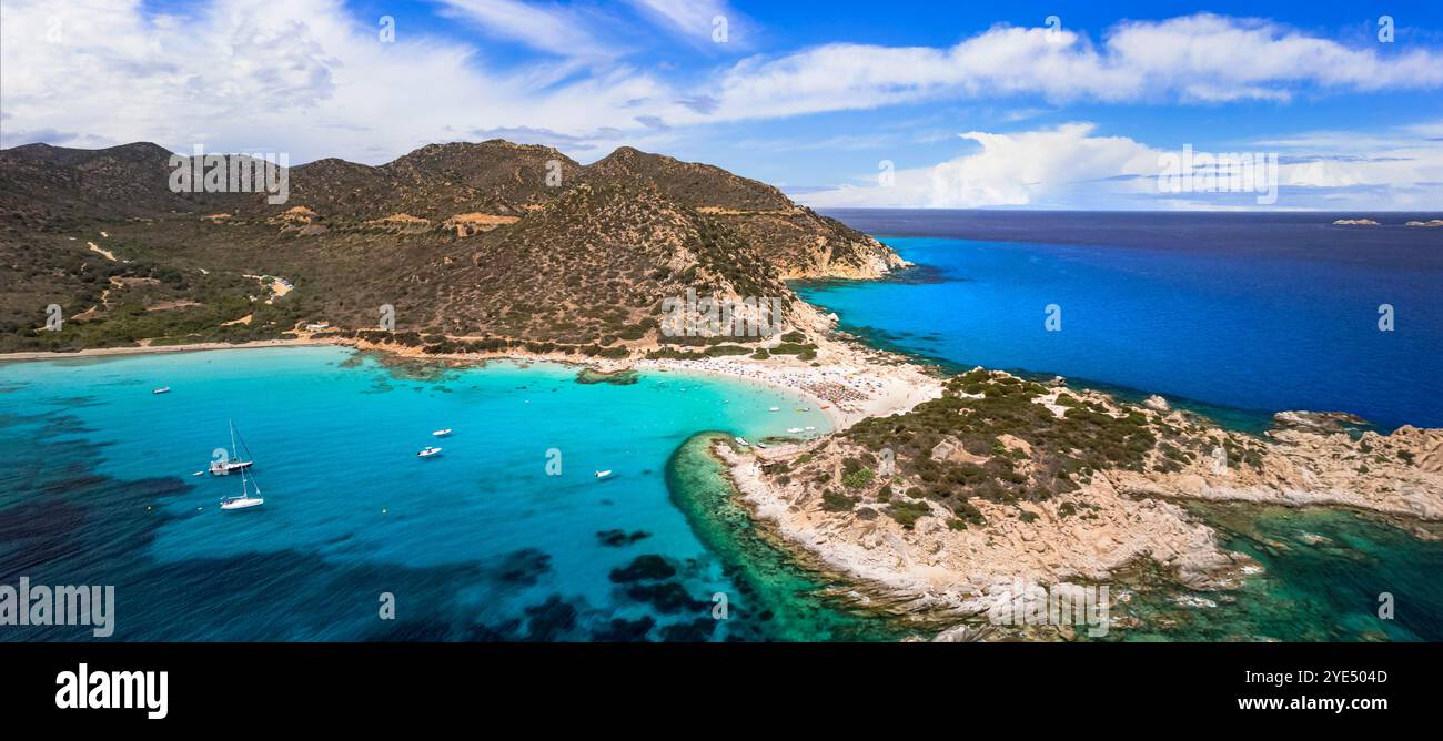 Sardegna (Sardegna) Italia. Le migliori spiagge panoramiche della parte sud. Splendida Punta Molentis con mare turchese trasparente e spiaggia di sabbia bianca. Antenna dro Foto Stock