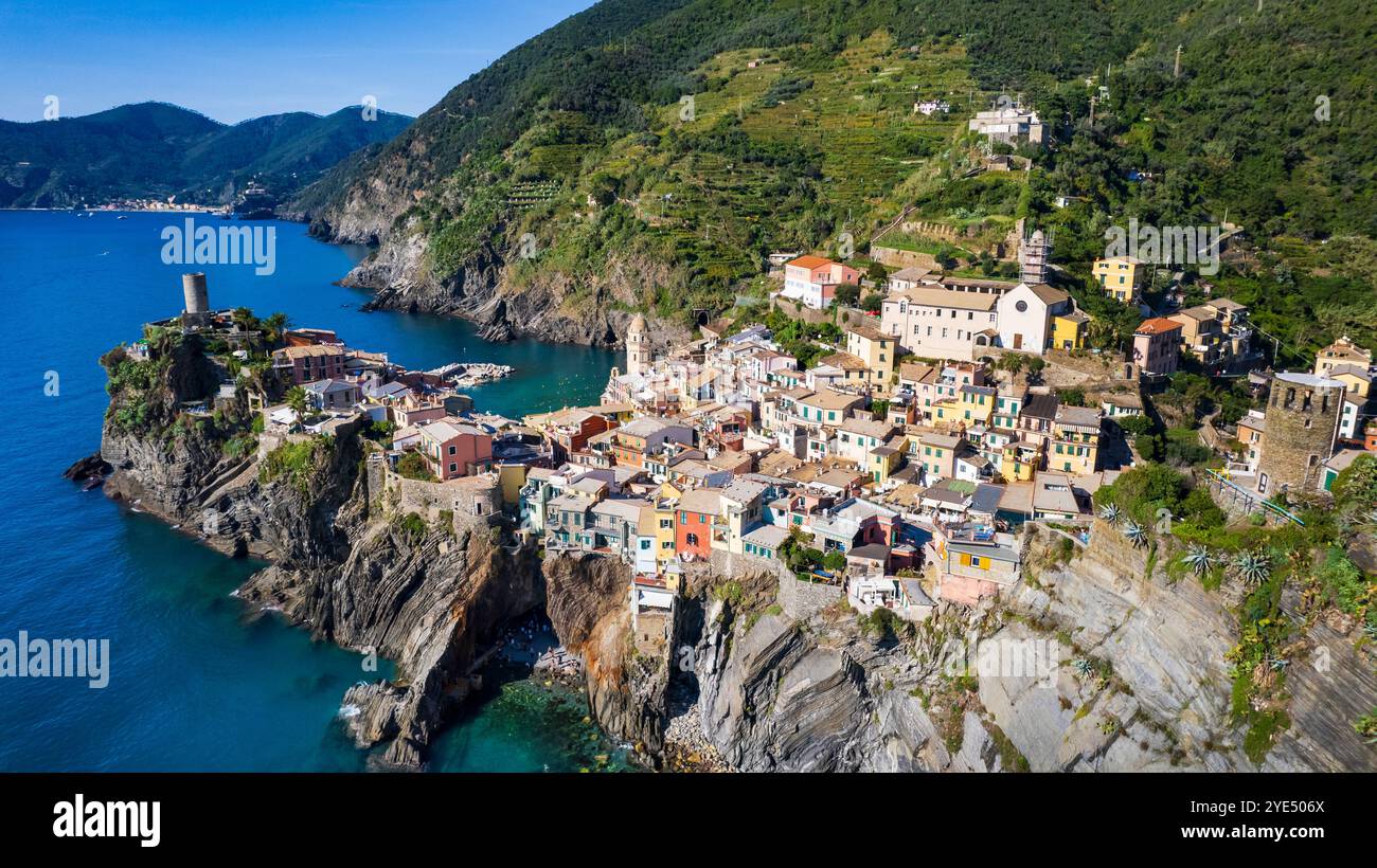 Italia, parco nazionale delle cinque terre in Liguria. Villaggio tradizionale di pescatori di Vernazza. Vista aerea con case colorate e pittoresca baia. popolare Foto Stock