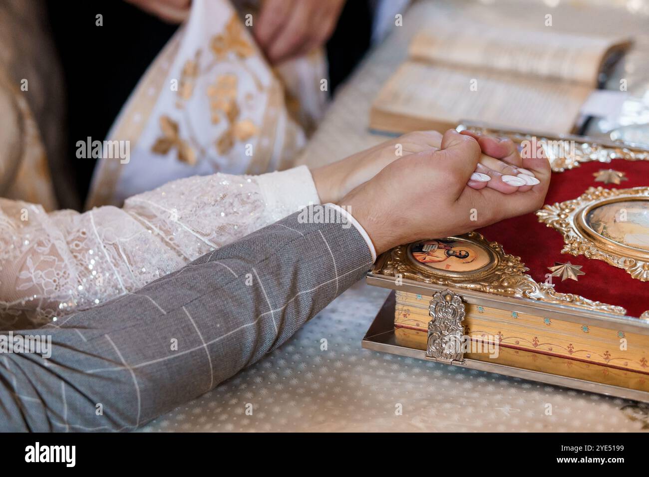 Un intimo momento di matrimonio promette giuramenti su un'icona sacra. Foto Stock