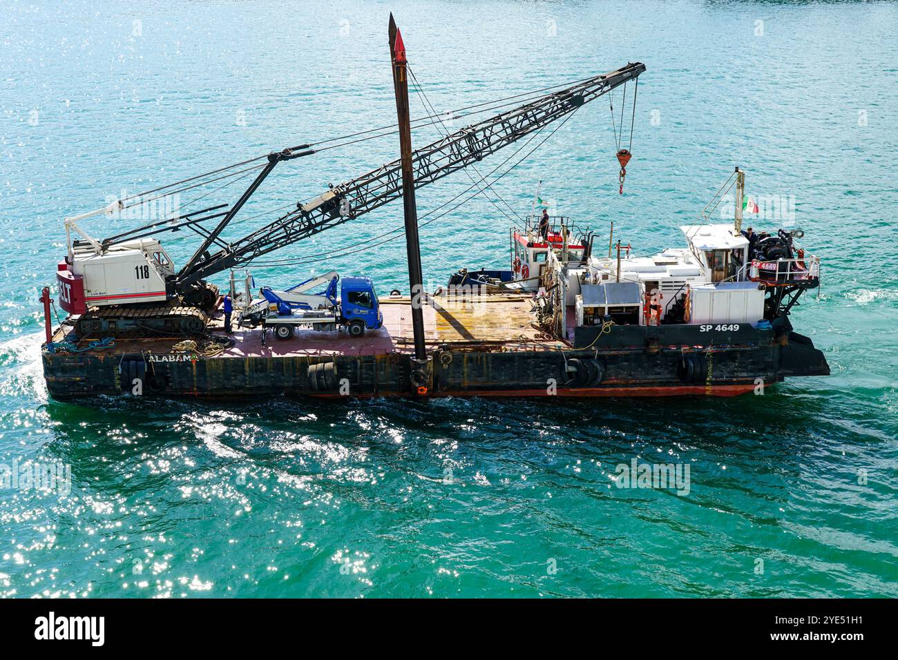 La Spezia, Italia - 28 maggio 2024: Pontile Alabama SP 4649, un'officina mobile con rampe per il caricamento di carri gommati e cingolati nel porto marittimo Foto Stock