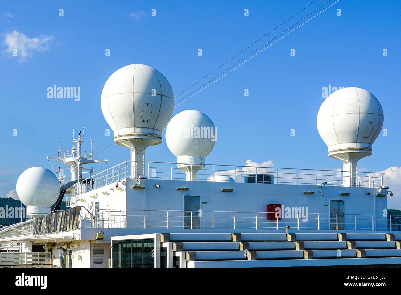La Spezia, Italia - 28 maggio 2024: Cupole bianche per apparecchiature di comunicazione satellitare sul ponte MSC Seaview della nave da crociera contro un cielo blu, cupola radar Foto Stock