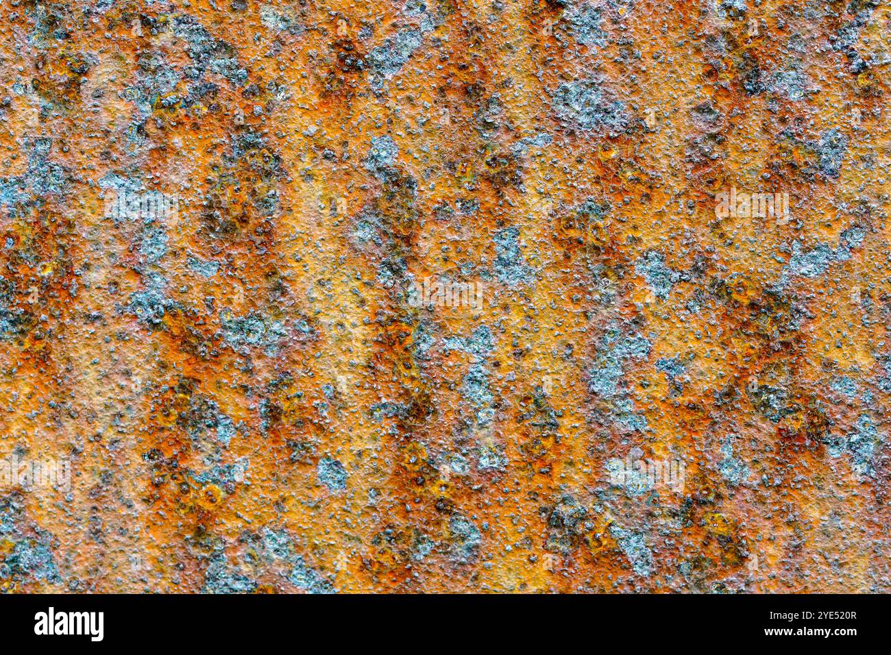 Superficie metallica ricoperta da punti di corrosione di diverse tonalità, superficie metallica arrugginita e corrosa, struttura, ruggine di colori diversi Foto Stock