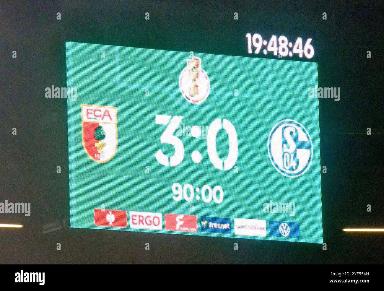 Augusta, Germania. 29 ottobre 2024. Tabellone, schermo, tabellone, digitale, LED, display, monitor, risultato finale, anzeigetafel, Endergebnis, Ergebnis, Anzeige, nel match di Coppa DFB FC AUGSBURG - FC SCHALKE 04 il 29 ottobre 2024 ad Augusta, Germania. Stagione 2024/2025, 2.Runde, FCA fotografo: ddp Images/STAR-Images crediti: ddp media GmbH/Alamy Live News Foto Stock