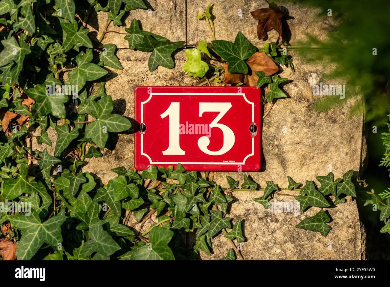 Lachaise, 27 ottobre 2024: Numero 13 su un portale Foto Stock
