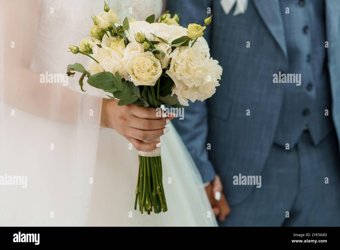 Elegante bouquet per matrimoni con sposi e sposi in mano. Foto Stock