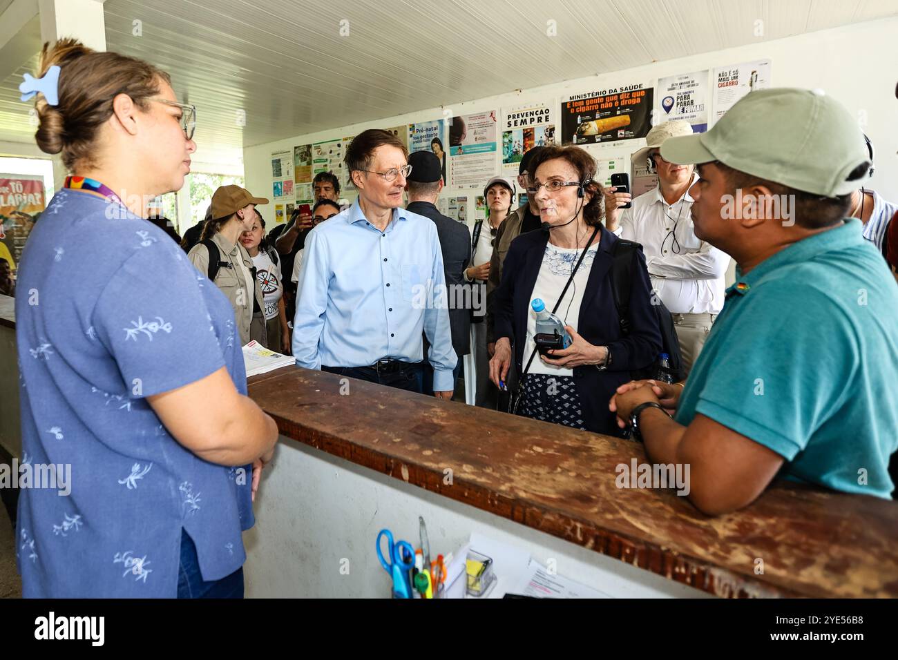 Manaus, Brasile. 29 ottobre 2024. AM - MANAUS - 10/29/2024 - AM - MANAUS - VISITA DEL MINISTRO TEDESCO della SANITÀ - il ministro tedesco della sanità Karl Lauterbach saluta un responsabile della salute durante una visita alla comunità fluviale di Jatuarana, Manaus-am, questo martedì 29. Per conoscere la struttura di cura. Foto: Antonio Pereira/AGIF (foto di Antonio Pereira/AGIF/Sipa USA) credito: SIPA USA/Alamy Live News Foto Stock