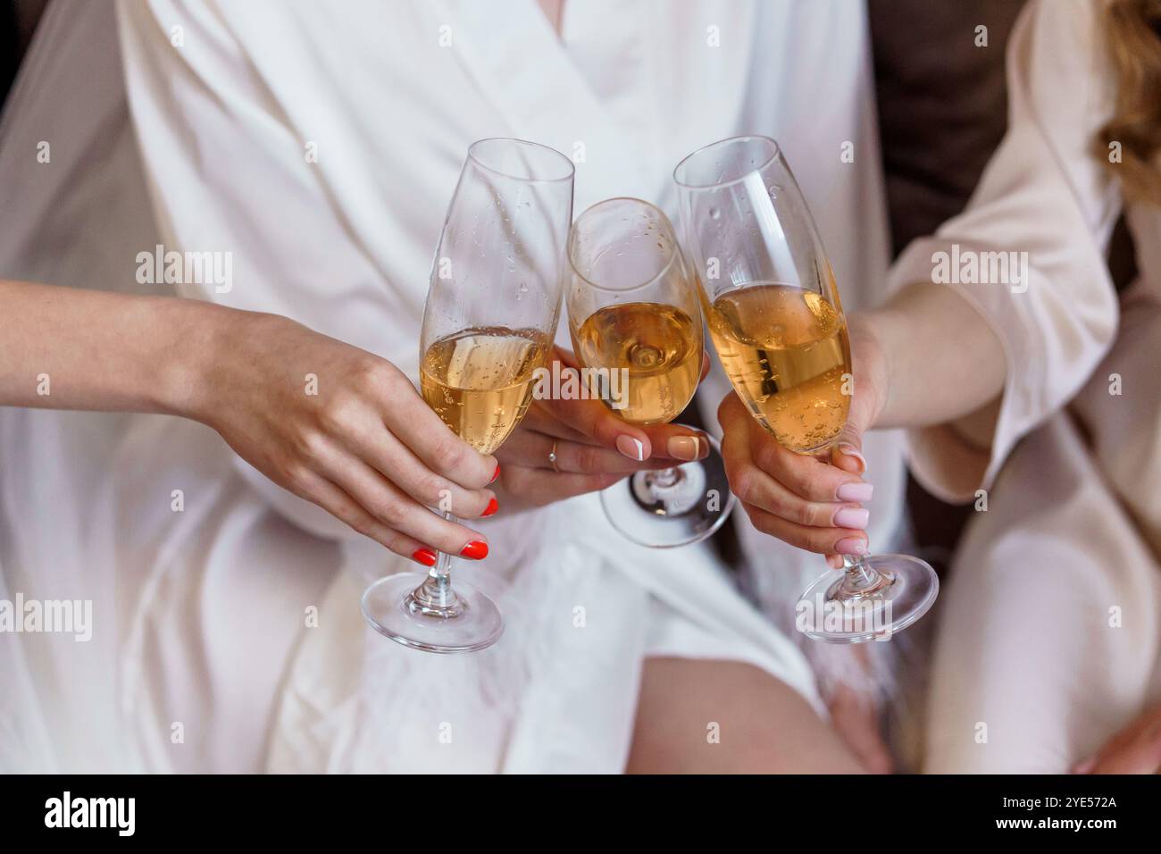 Celebrazione dell'amicizia: Un brindisi con bicchieri di champagne. Foto Stock