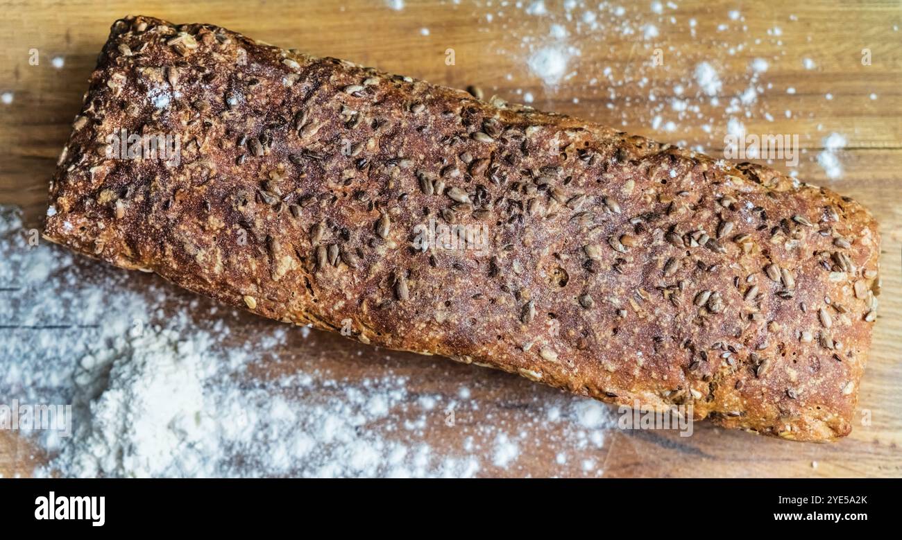 pane con farina su un asse di legno Foto Stock