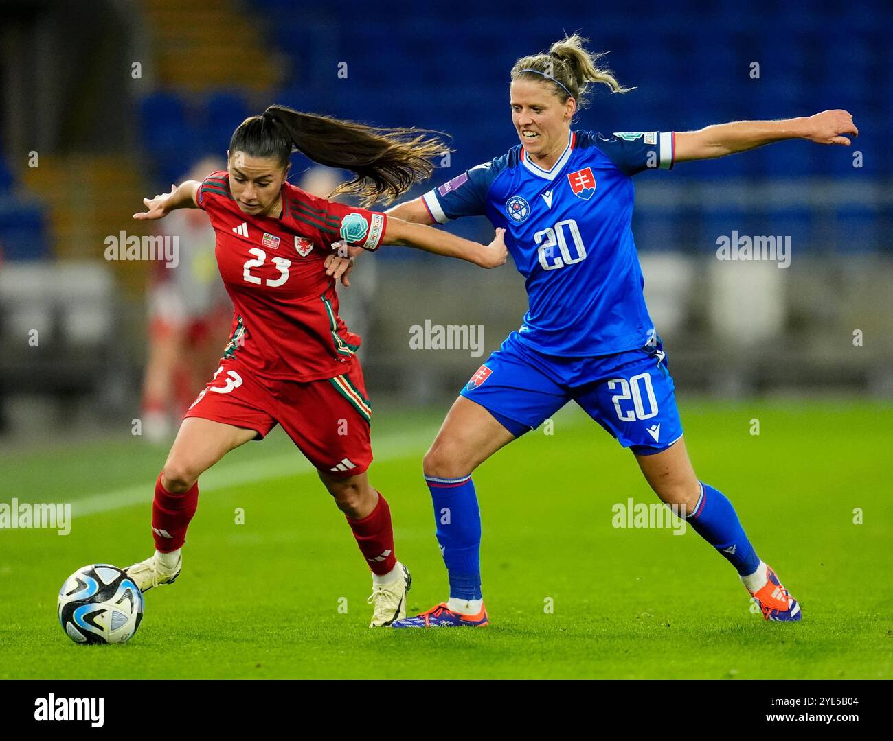 Il Galles Ffion Morgan (a sinistra) e la Slovacchia Jana Vojtekova (a destra) si battono per il pallone durante la partita di qualificazione al Campionato femminile UEFA Play Off, Second Leg al Cardiff City Stadium. Data foto: Martedì 29 ottobre 2024. Foto Stock