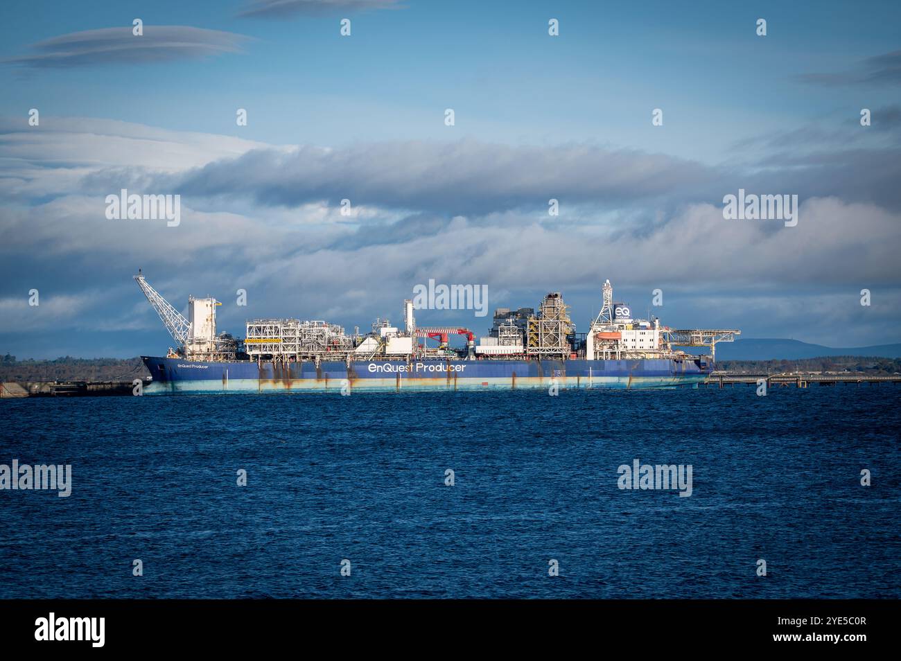 Il produttore EnQuest è ormeggiato presso il terminal petrolifero Nigg a Cromarty Firth, in Scozia. Foto Stock