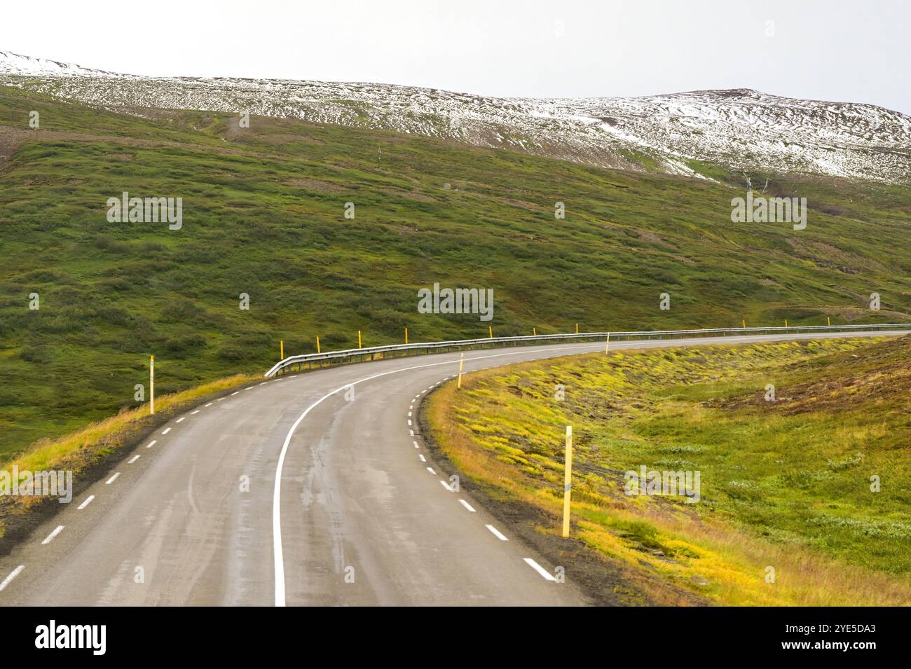 Akureyri, Islanda - 24 agosto 2024: Una delle strade tortuose sulle montagne nelle aree remote del nord dell'Islanda. Foto Stock