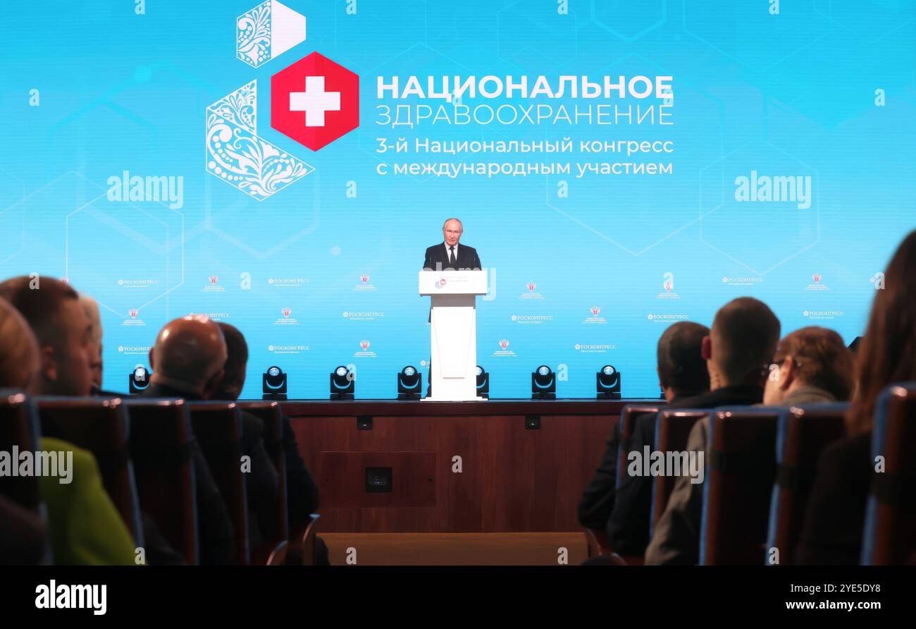 Mosca, Russia. 29 ottobre 2024. Il presidente russo Vladimir Putin, pronuncia le sue osservazioni durante la sessione plenaria del Congresso nazionale della sanità del 2024 al Cremlino, il 29 ottobre 2024, a Mosca, in Russia. Crediti: Mikhail Sinitsyn/piscina del Cremlino/Alamy Live News Foto Stock