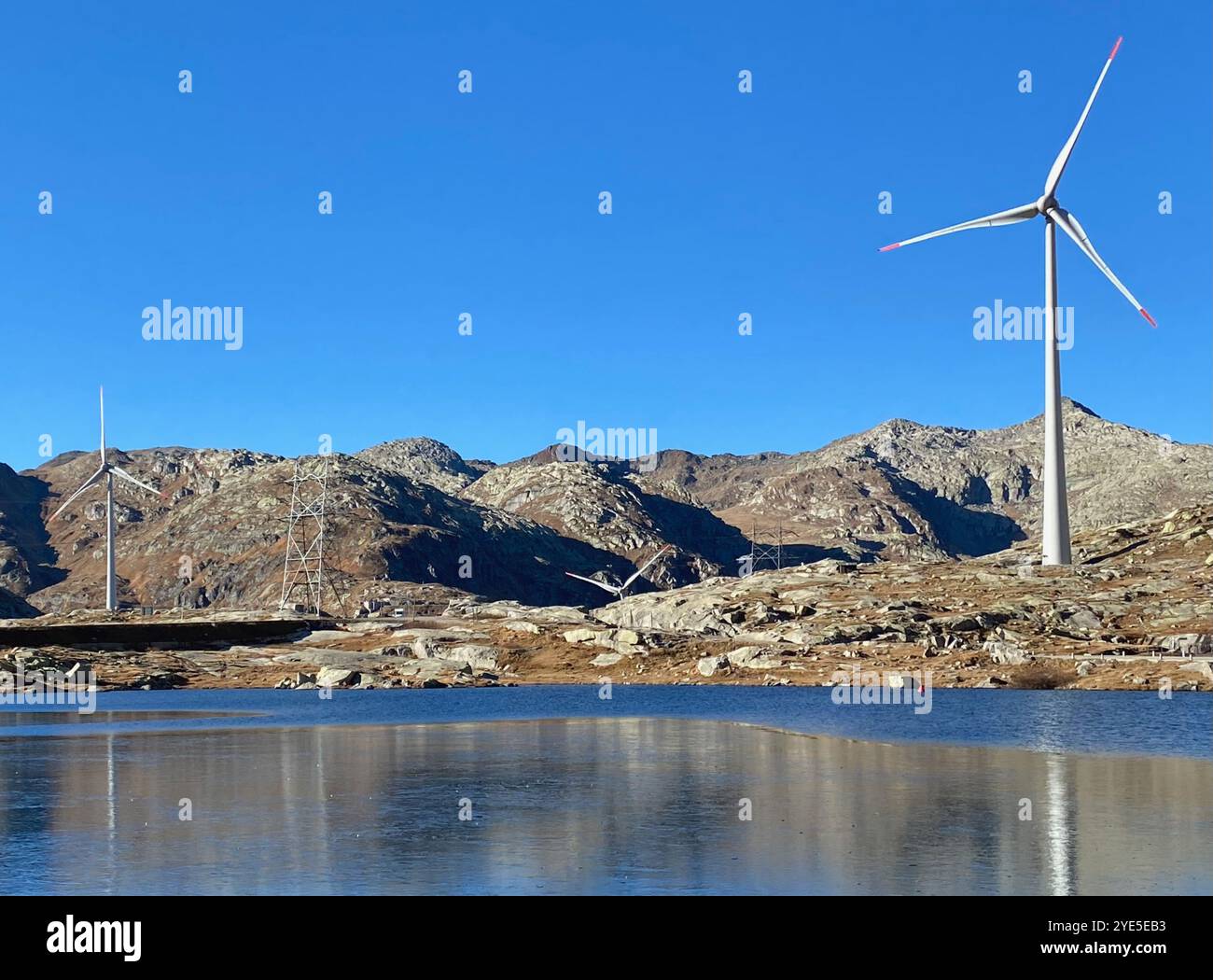 Turbina eolica sullo sfondo di Majestic Mountain - Immagine stock catturata con smartphone