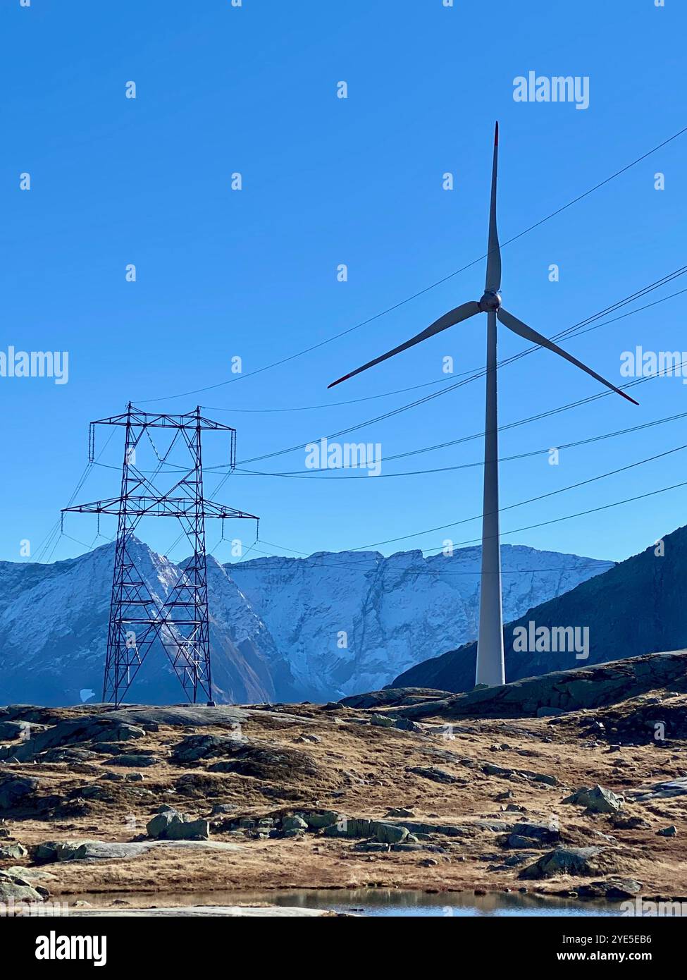 Turbina eolica sullo sfondo di Majestic Mountain - Immagine stock catturata con smartphone