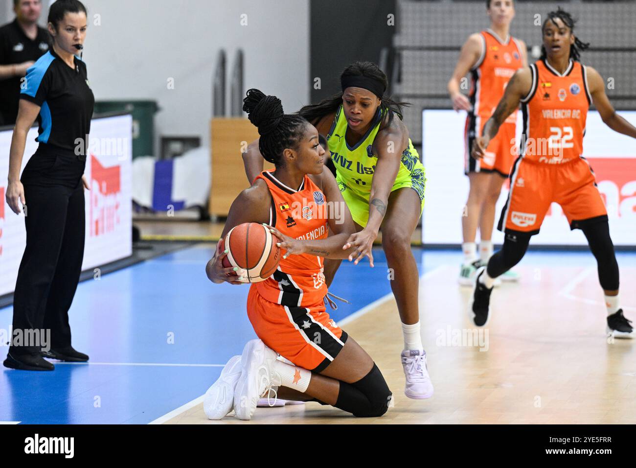 Praga, Repubblica Ceca. 29 ottobre 2024. L-R Stephanie Mavunga di Valencia e Valeriane Ayayi di USK in azione durante la partita della European Women's Basketball League del quarto round del gruppo D: USK Praha vs Valencia Basket Club a Praga, Repubblica Ceca, 29 ottobre 2024. Crediti: Michal Kamaryt/CTK Photo/Alamy Live News Foto Stock