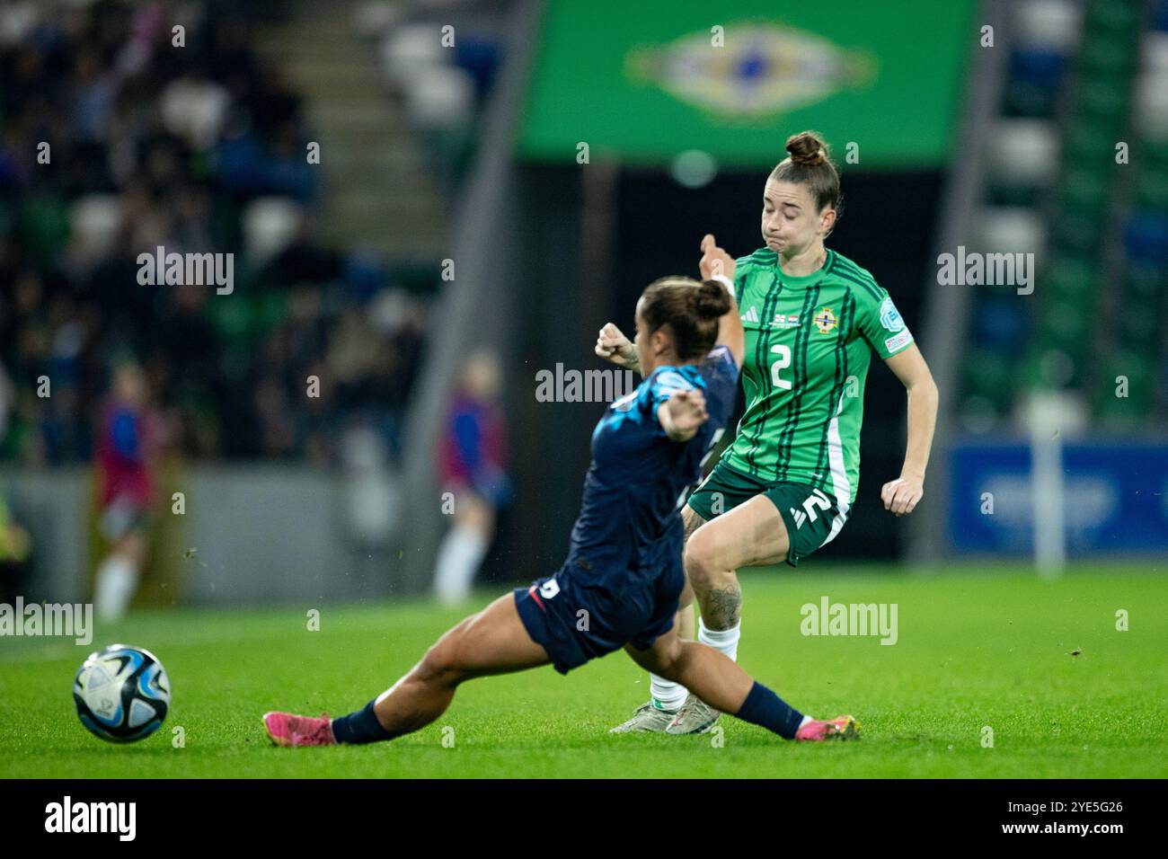 Petra Pezelj (a sinistra) della Croazia scivola in un tackle con l'irlandese del Nord Rebecca McKenna durante la seconda tappa della partita di qualificazione UEFA Euro 2025 femminile al Windsor Park di Belfast. Data foto: Martedì 29 ottobre 2024. Foto Stock