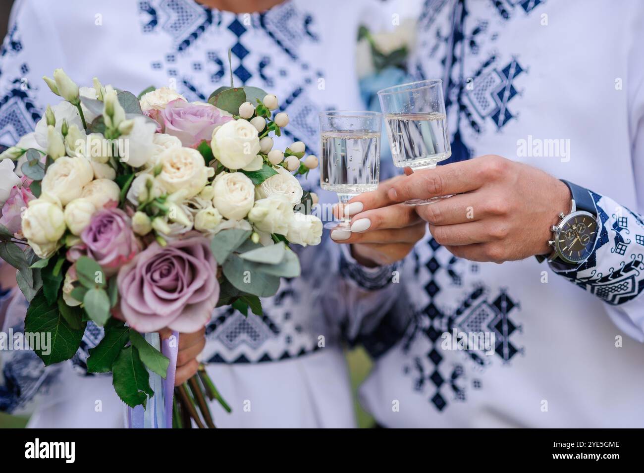 Romantico matrimonio ucraino con brindisi e bouquet floreale. Foto Stock