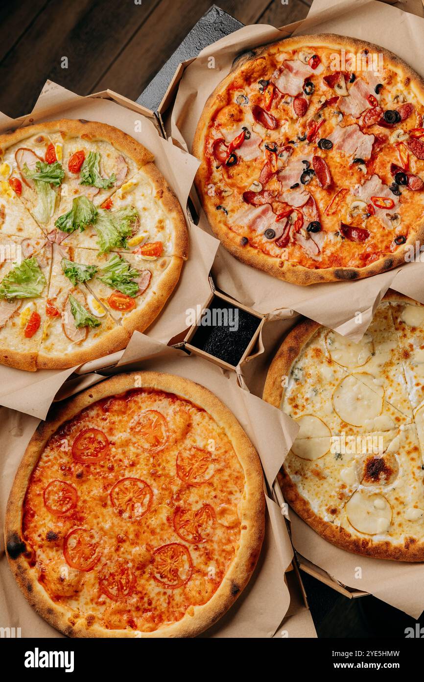 Delizioso assortimento di pizze con vari condimenti, perfetto per la condivisione e per gli incontri serali con pizza Foto Stock
