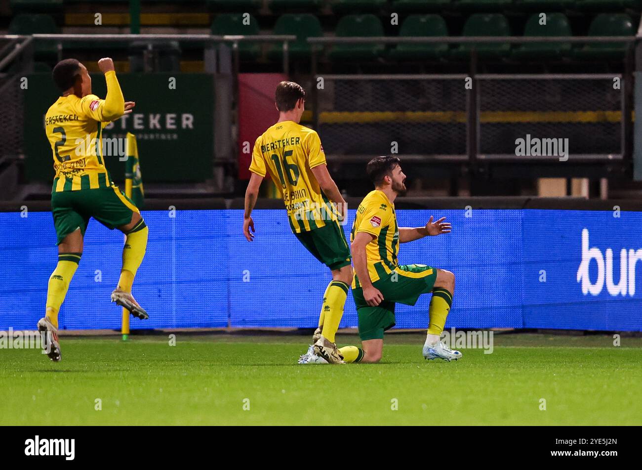 Den Haag, Paesi Bassi. 29 ottobre 2024. DEN HAAG, PAESI BASSI - OTTOBRE 29: Steven van der Sloot di ADO Den Haag, Finn de Bruin di ADO Den Haag, Lee Bonis di ADO Den Haag festeggia dopo aver segnato il primo gol della squadra durante il primo turno olandese TOTO KNVB Beker tra ADO Den Haag e SC Cambuur al Bingoal Stadion il 29 ottobre 2024 a Den Haag, Paesi Bassi. (Foto di Hans van der Valk/Orange Pictures) credito: Orange Pics BV/Alamy Live News Foto Stock