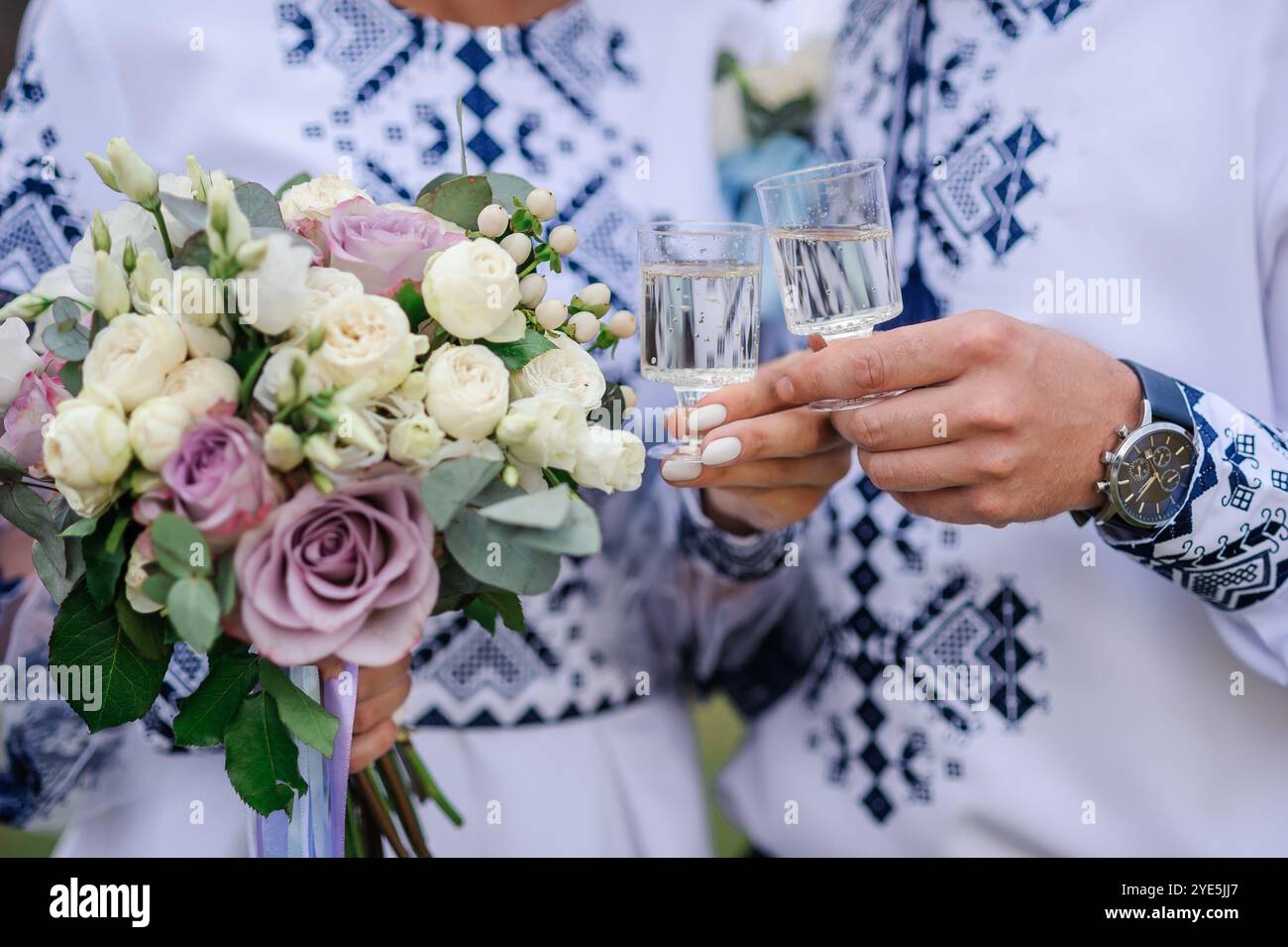 Romantico matrimonio ucraino con brindisi e bouquet floreale. Foto Stock