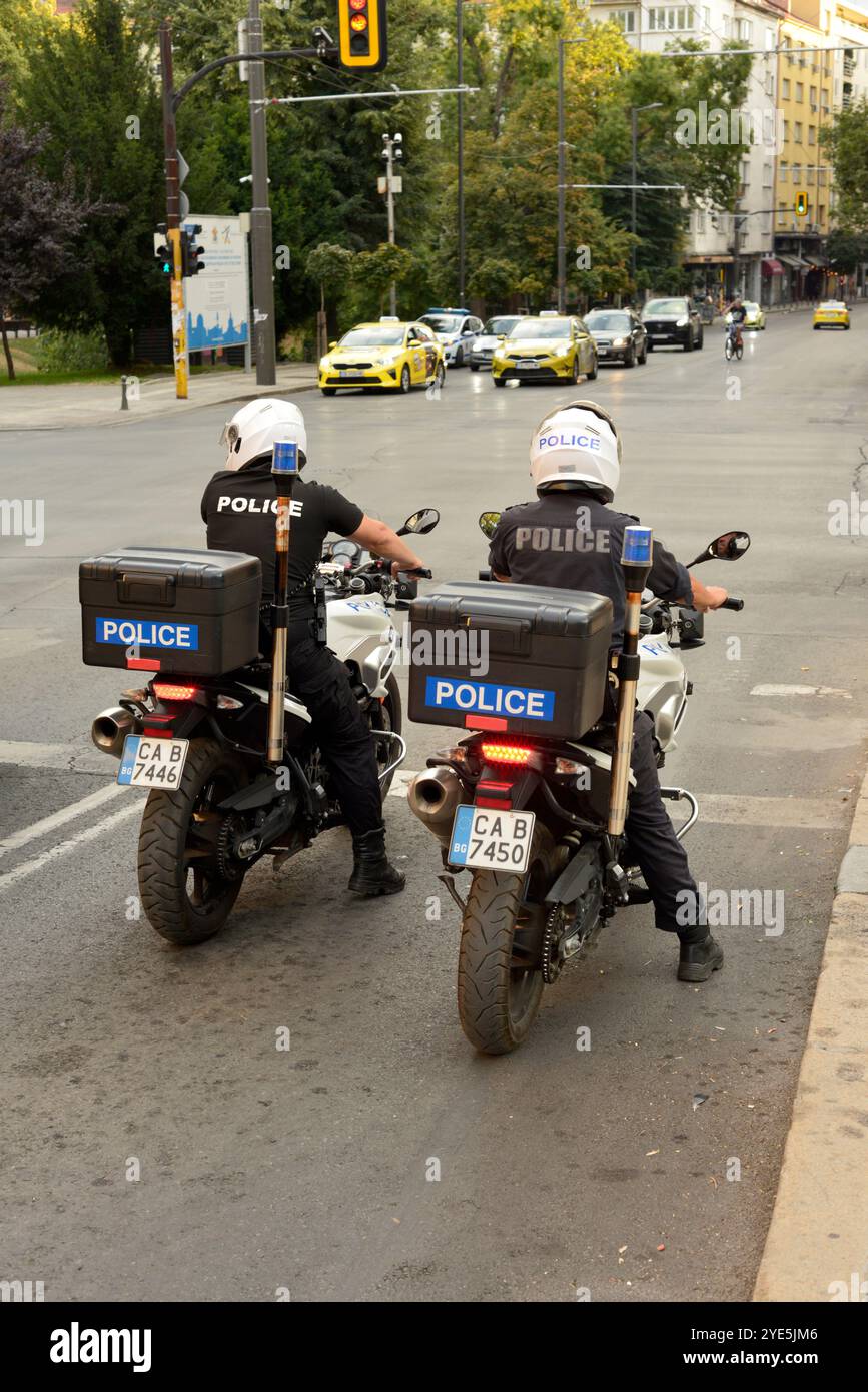 Poliziotti in moto che pattugliano per le strade di Sofia Bulgaria, Europa orientale, Balcani, UE Foto Stock