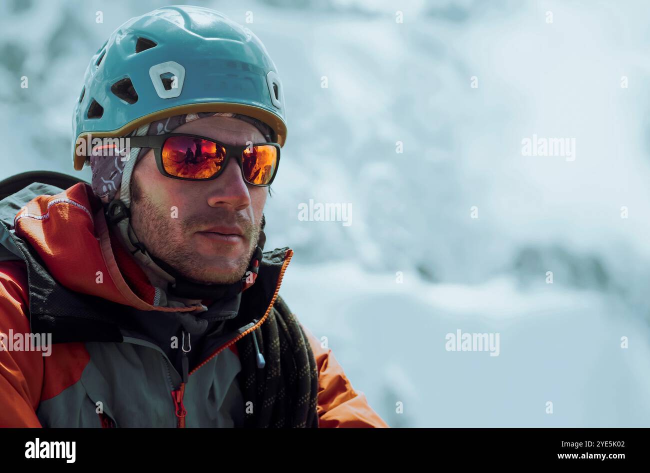 L'uomo con occhiali da sole sta salendo in montagna. Foto Stock