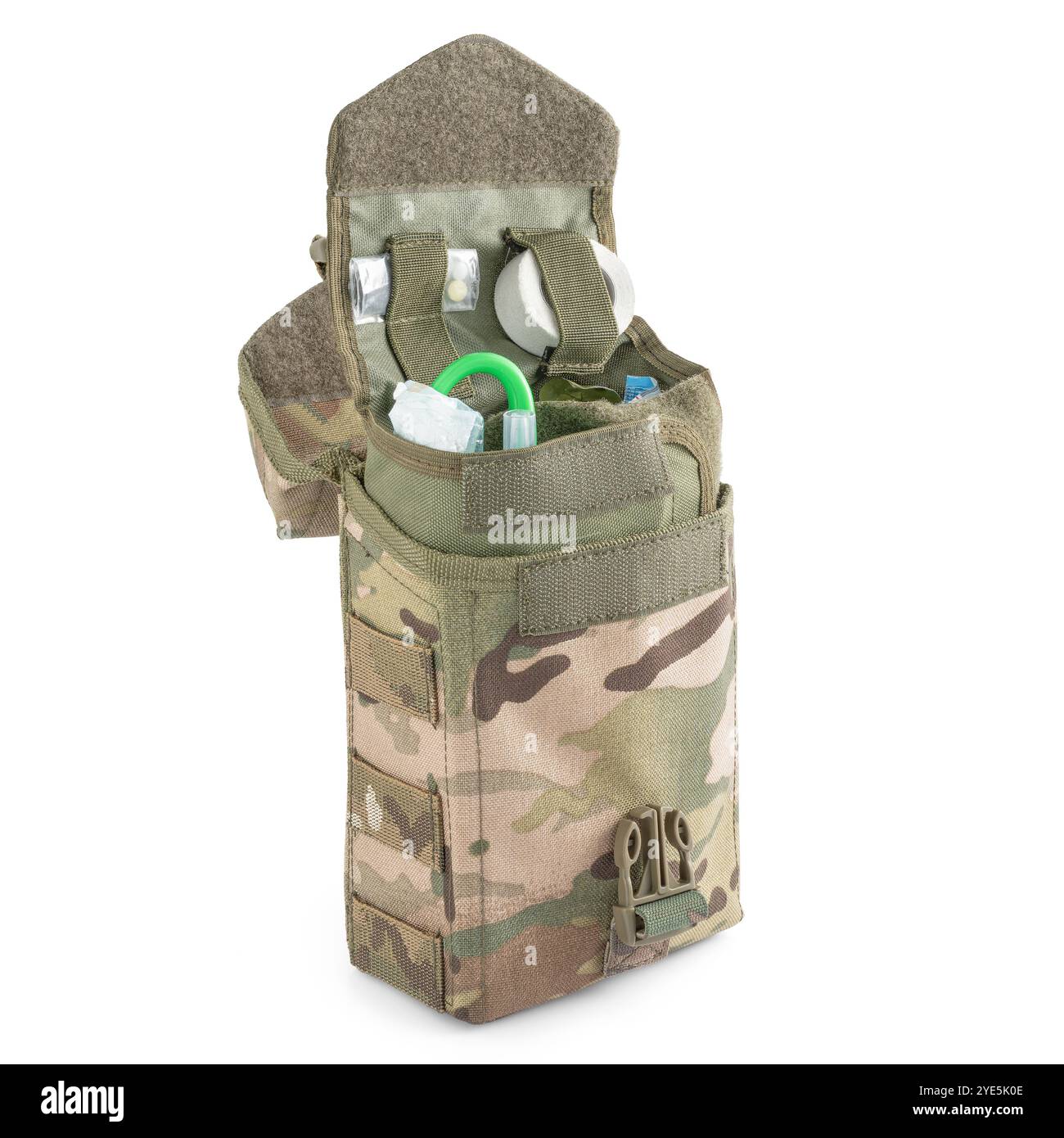 Un set per il primo soccorso sul campo di battaglia, in MultiCam mimetico. Equipaggiamento tattico militare per paramedici. Un kit di pronto soccorso da campo di battaglia. Foto Stock