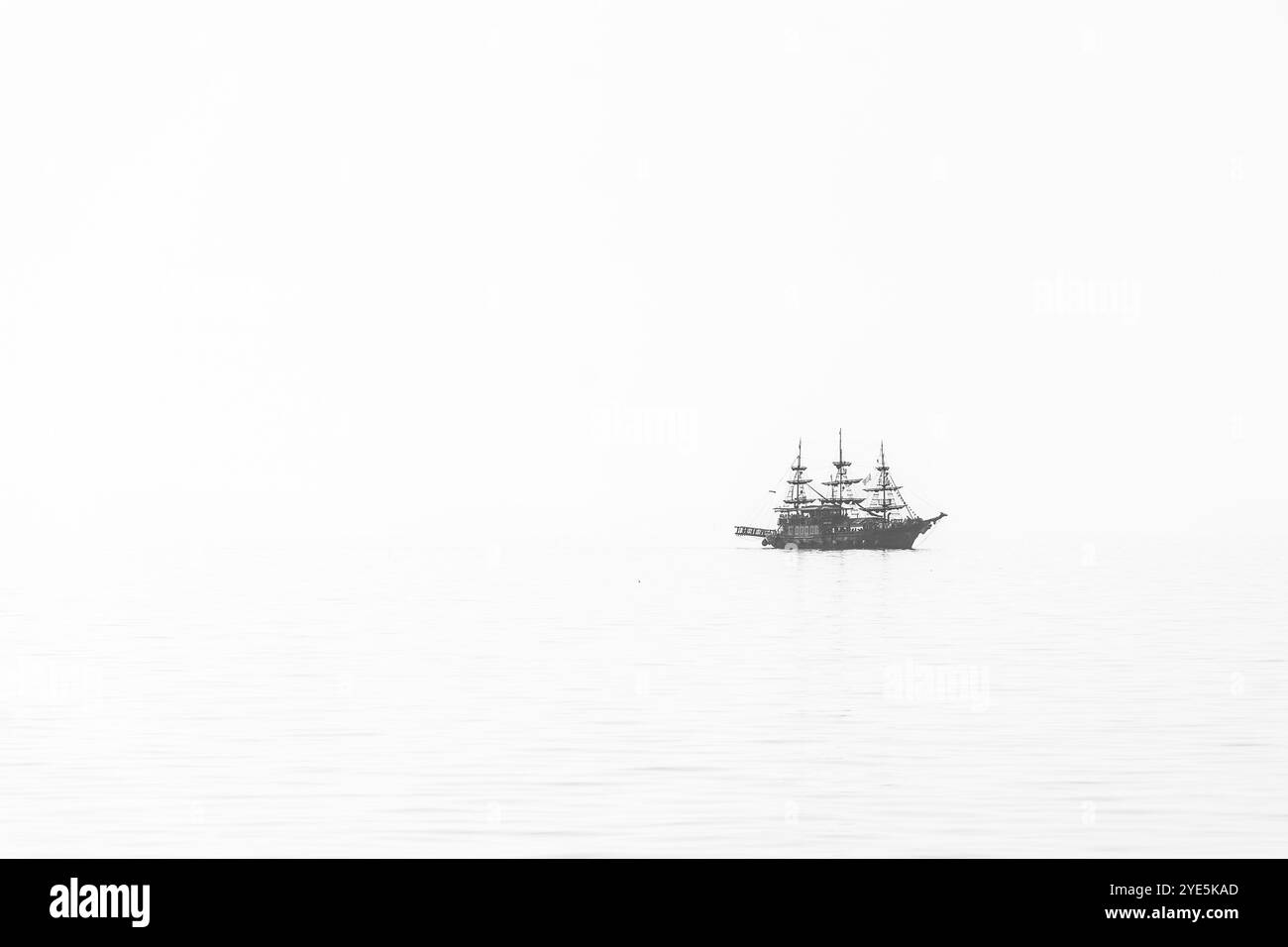 Avventura in barca a vela: La nave da crociera pirata sul Mar Egeo - Una prospettiva chiave. Spazio negativo. Foto Stock