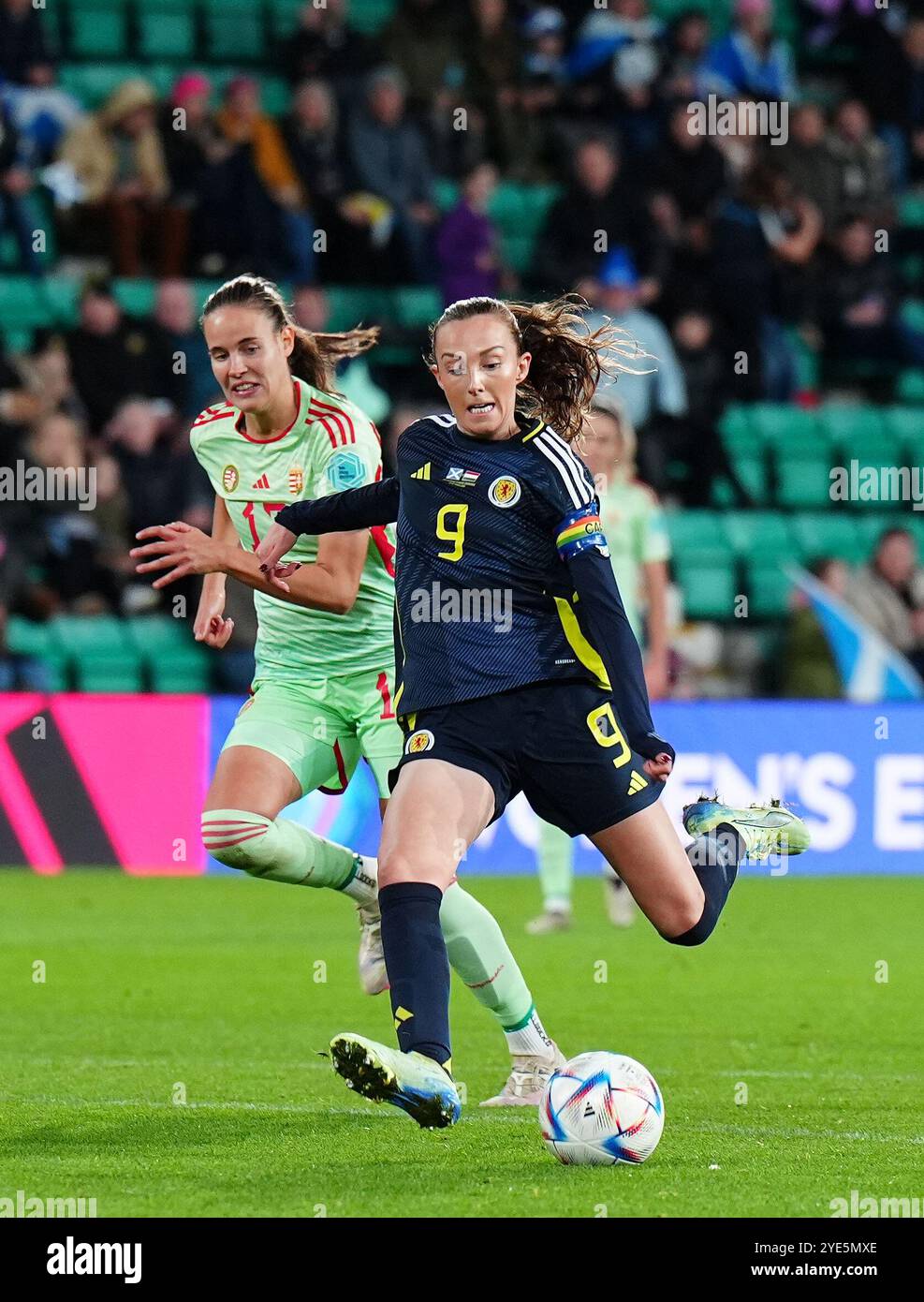 La Scozia Caroline Weir segna il terzo gol della partita durante la seconda tappa della partita di qualificazione UEFA Euro 2025 femminile allo Easter Road Stadium. Data foto: Martedì 29 ottobre 2024. Foto Stock