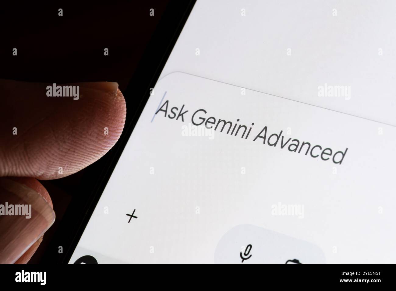 Primo piano della schermata dello smartphone che mostra l'immissione del testo "ASK Gemini Advanced", evidenziando il prompt avanzato dell'assistente GEMINI ai nell'interfaccia chat. Stafford Foto Stock