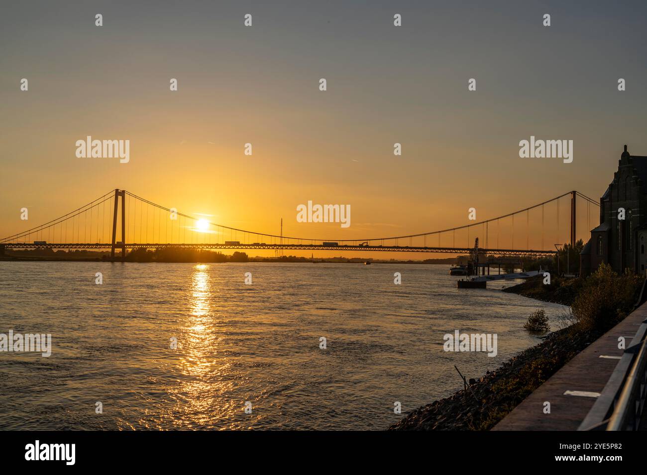 Il ponte sul Reno Emmerich, strada federale B220, luce serale, con 803 m il ponte sospeso più lungo della Germania poco prima del confine olandese, Rhin Foto Stock