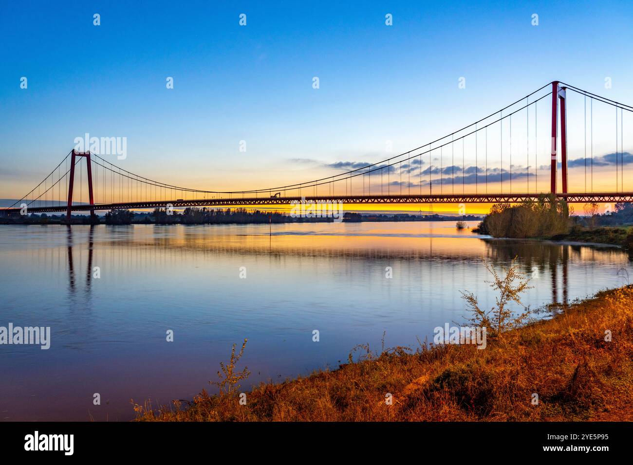 Il ponte sul Reno Emmerich, strada federale B220, luce serale, con 803 m il ponte sospeso più lungo della Germania poco prima del confine olandese, Rhin Foto Stock