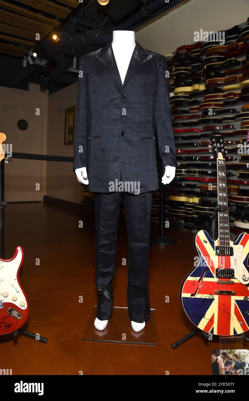 New York, Stati Uniti. 28 ottobre 2024. Costume blu di Giorgio Armani indossato da George Michael per il tour dal vivo '25' in mostra durante l'asta "Played, Weed & Torn" di Julien all'Hard Rock Cafe di New York, NY, 28 ottobre 2024. (Foto di Anthony Behar/Sipa USA) credito: SIPA USA/Alamy Live News Foto Stock