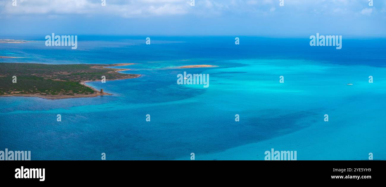Vista aerea delle acque turchesi della Sardegna e della costa frastagliata Foto Stock