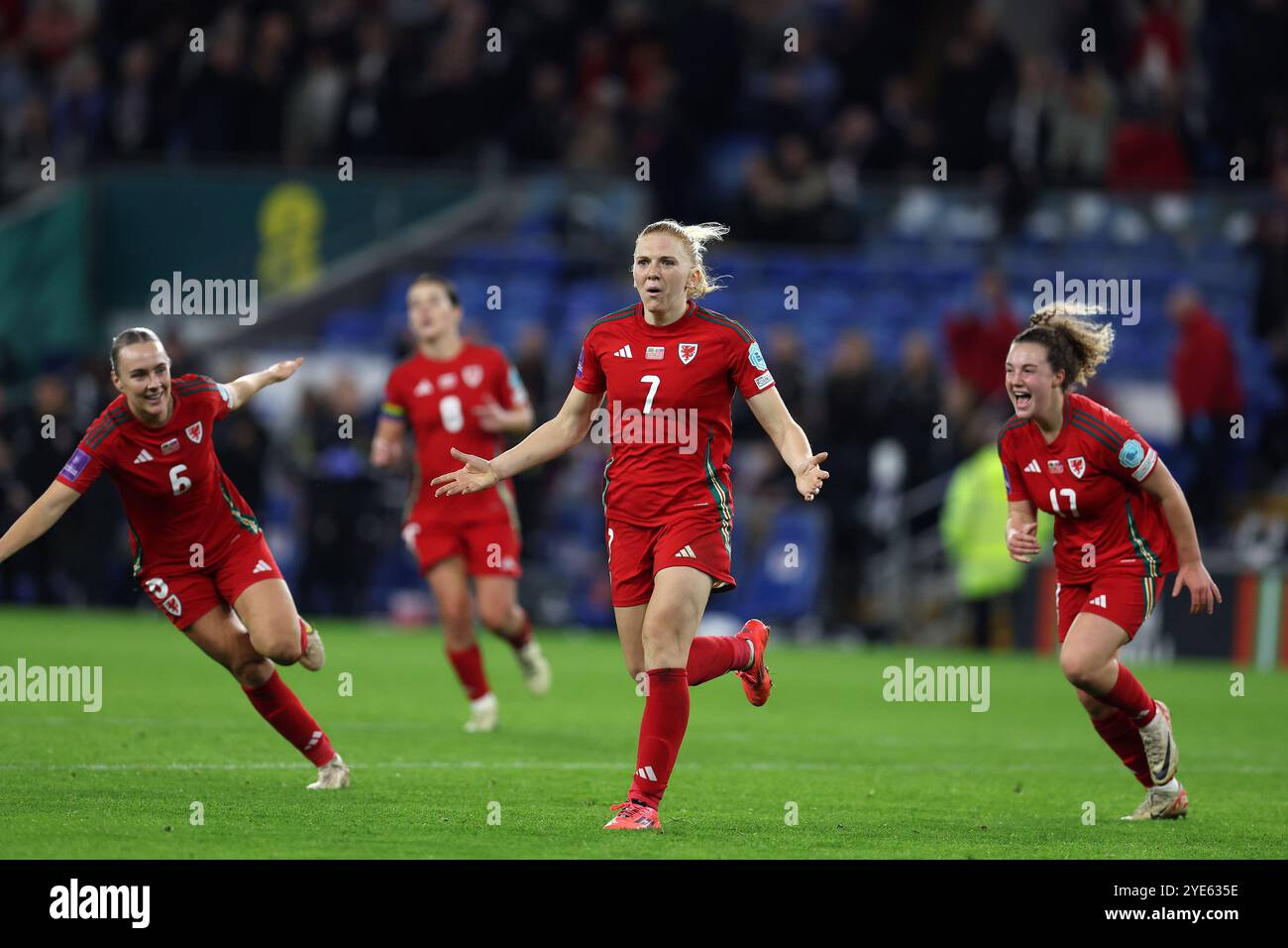 Cardiff, Regno Unito. 29 ottobre 2024. Ceri Holland of Wales Women (7) festeggia dopo aver segnato il suo secondo gol. Galles donne contro Slovacchia donne, le qualificazioni al campionato europeo di calcio femminile UEFA giocano la semifinale, 2a tappa al Cardiff City Stadium di Cardiff, Galles del Sud martedì 29 ottobre 2024. Solo per uso editoriale, foto di Andrew Orchard/Andrew Orchard fotografia sportiva/Alamy Live news credito: Andrew Orchard fotografia sportiva/Alamy Live News Foto Stock