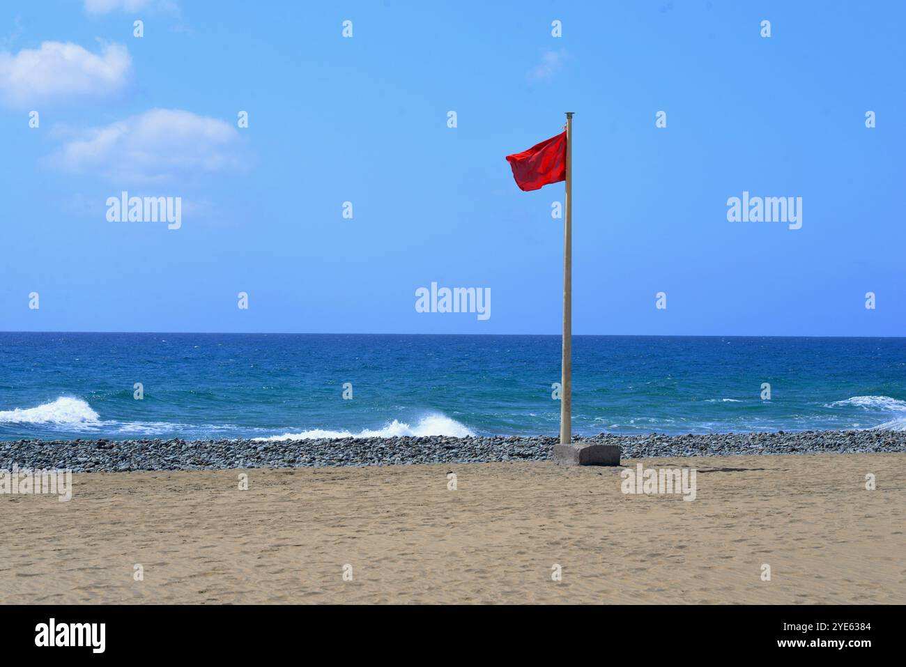 Bandiera rossa sulla spiaggia di Gran Canaria. È vietato nuotare. Foto Stock